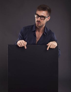 Sunu gösterilen, afiş üzerinde işaret kendine güvenen delikanlı