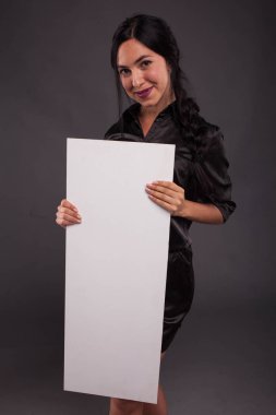 Sunu gösterilen, afiş üzerinde işaret eden genç kendine güvenen kadın