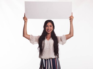 Sunu gösterilen, afiş üzerinde işaret mutlu kadın