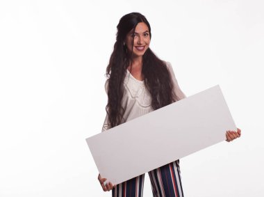 Sunu gösterilen, afiş üzerinde işaret mutlu kadın