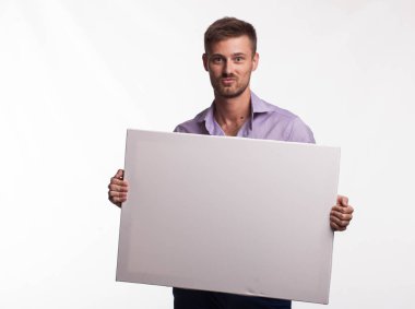 Sunu gösterilen, afiş üzerinde işaret oynak delikanlı