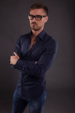 Kendine güvenen delikanlı eller tarafından gösterilen