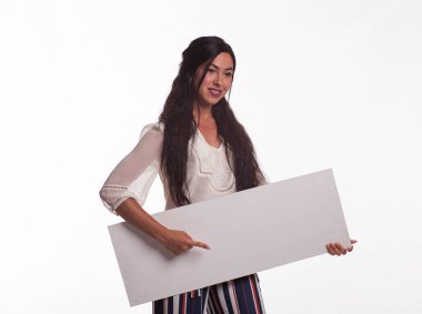 Sunu gösterilen, afiş üzerinde işaret eden genç dalgın kadın