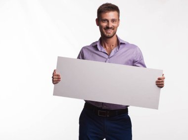 Sunu gösterilen, afiş üzerinde işaret mutlu delikanlı