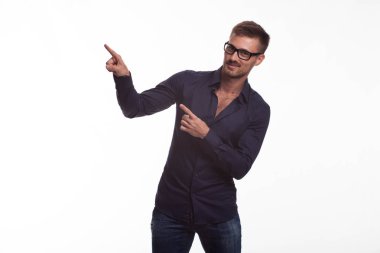 Şaka delikanlı eller tarafından gösterilen