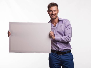 Sunu gösterilen, afiş üzerinde işaret mutlu delikanlı