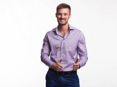 Neşeli delikanlı eller tarafından gösterilen