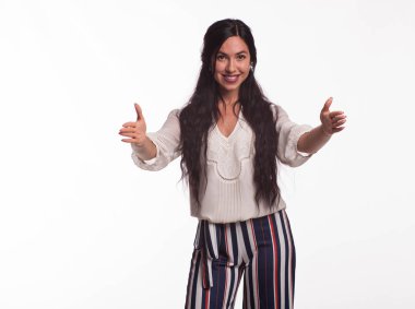 Mutlu kadın eller tarafından gösterilen