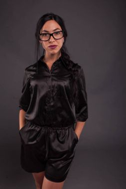 Kendine güvenen Bayan eller tarafından gösterilen