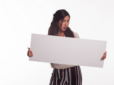 Sunu gösterilen, afiş üzerinde işaret eden kadın genç şaşırttı