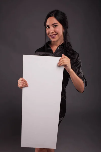 Νεαρή γυναίκα αυτοπεποίθηση δείχνοντας παρουσίαση, επισημαίνοντας σχετικά με πλακάτ — Φωτογραφία Αρχείου