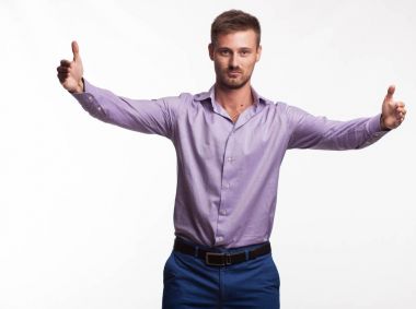 Eller tarafından gösterilen genç ciddi adam