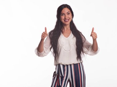 Mutlu kadın eller tarafından gösterilen