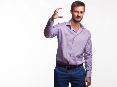 Kendine güvenen delikanlı eller tarafından gösterilen