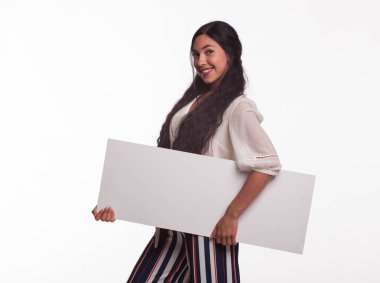 Sunu gösterilen, afiş üzerinde işaret eden genç oynak kadın