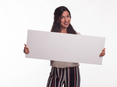 Sunu gösterilen, afiş üzerinde işaret eden kadın genç şaşırttı