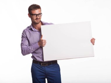 Sunu gösterilen, afiş üzerinde işaret eden adam genç sevindim