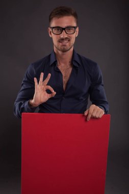 Sunu gösterilen, afiş üzerinde işaret kendine güvenen delikanlı