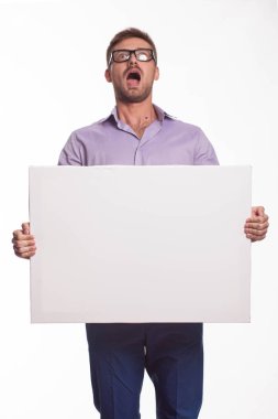 Genç sunu gösterilen, afiş üzerinde işaret eden adam şaşırttı