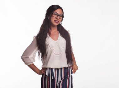 Eller tarafından gösterilen genç dalgın kadın