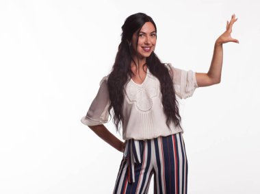 Mutlu kadın eller tarafından gösterilen