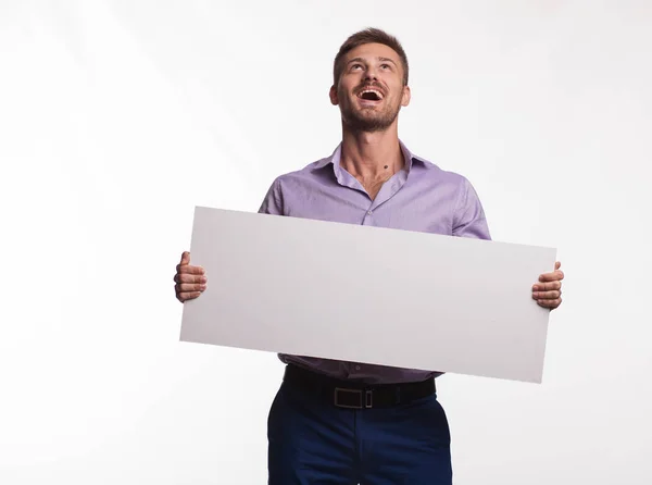 Joven hombre feliz mostrando la presentación, señalando en el cartel —  Fotos de Stock