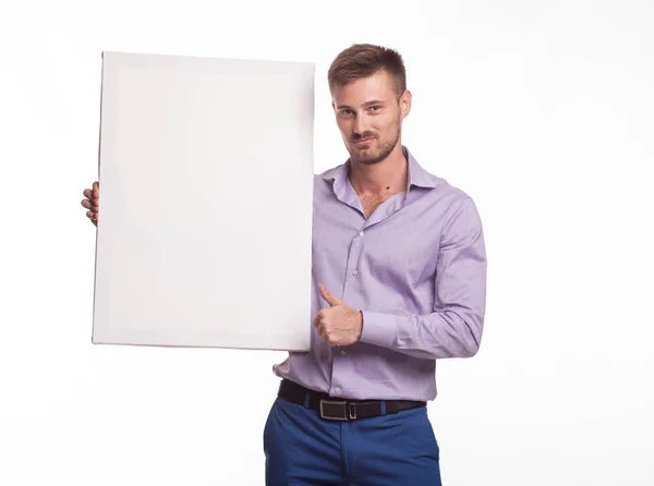 Giovane uomo fiducioso mostrando presentazione, che punta sul cartello — Foto Stock