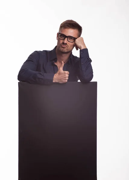 Młody mężczyzna pewność pokazano prezentacji, wskazując na afisz — Zdjęcie stockowe