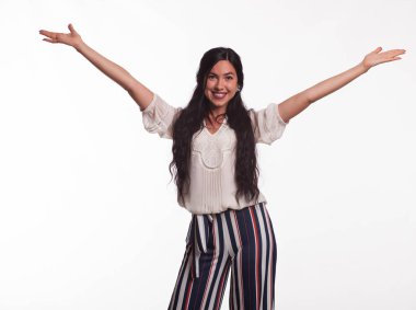 Eller tarafından gösterilen genç güzel kadın