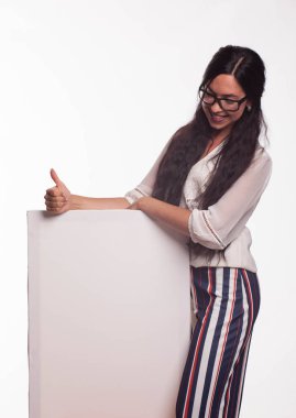 Sunu gösterilen, afiş üzerinde işaret eden genç şaka kadın