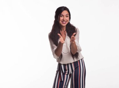 Mutlu kadın eller tarafından gösterilen