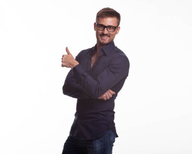 Mutlu delikanlı eller tarafından gösterilen