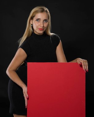 Sunu gösterilen, afiş üzerinde işaret eden genç kendine güvenen kadın.