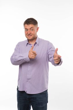 Eller tarafından gösterilen genç şaşırmış adam.