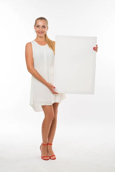 Fiatal, boldog nő bemutató prezentáció, rámutatva a plakát. — Stock Fotó