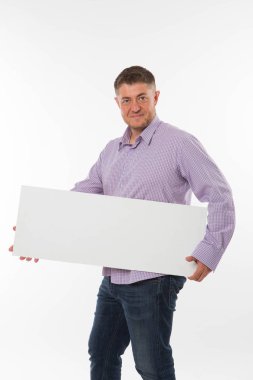 Sunu gösterilen, afiş üzerinde işaret kendine güvenen delikanlı.