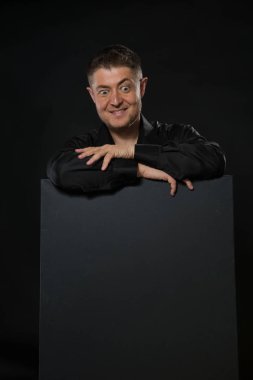 Genç sunu gösterilen, afiş üzerinde işaret eden adam şaşırttı.