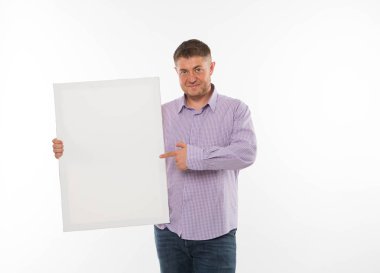 Sunu gösterilen, afiş üzerinde işaret kendine güvenen delikanlı.