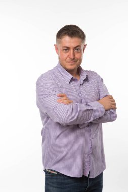 Kendine güvenen delikanlı eller tarafından gösterilen.