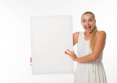 Sunu gösterilen, afiş üzerinde işaret mutlu kadın.