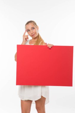 Sunu gösterilen, afiş üzerinde işaret eden genç dalgın kadın.