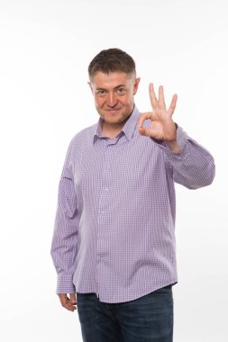 Neşeli delikanlı eller tarafından gösterilen.