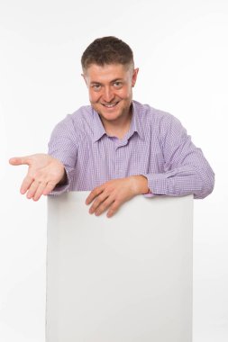 Sunu gösterilen, afiş üzerinde işaret eden adam genç sevindim.