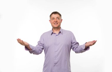 Eller tarafından gösterilen genç şaşırmış adam.