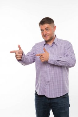 Eller tarafından gösterilen genç şaşırmış adam.