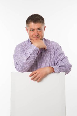 Sunu gösterilen, afiş üzerinde işaret kendine güvenen delikanlı.