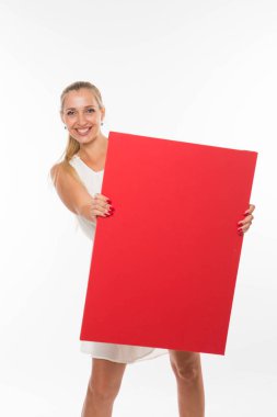 Sunu gösterilen, afiş üzerinde işaret mutlu kadın.