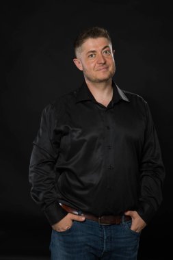 Kendine güvenen delikanlı eller tarafından gösterilen.