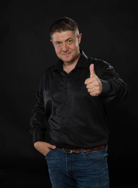 Kendine güvenen delikanlı eller tarafından gösterilen.