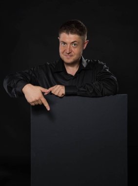 Sunu gösterilen, afiş üzerinde işaret kendine güvenen delikanlı.